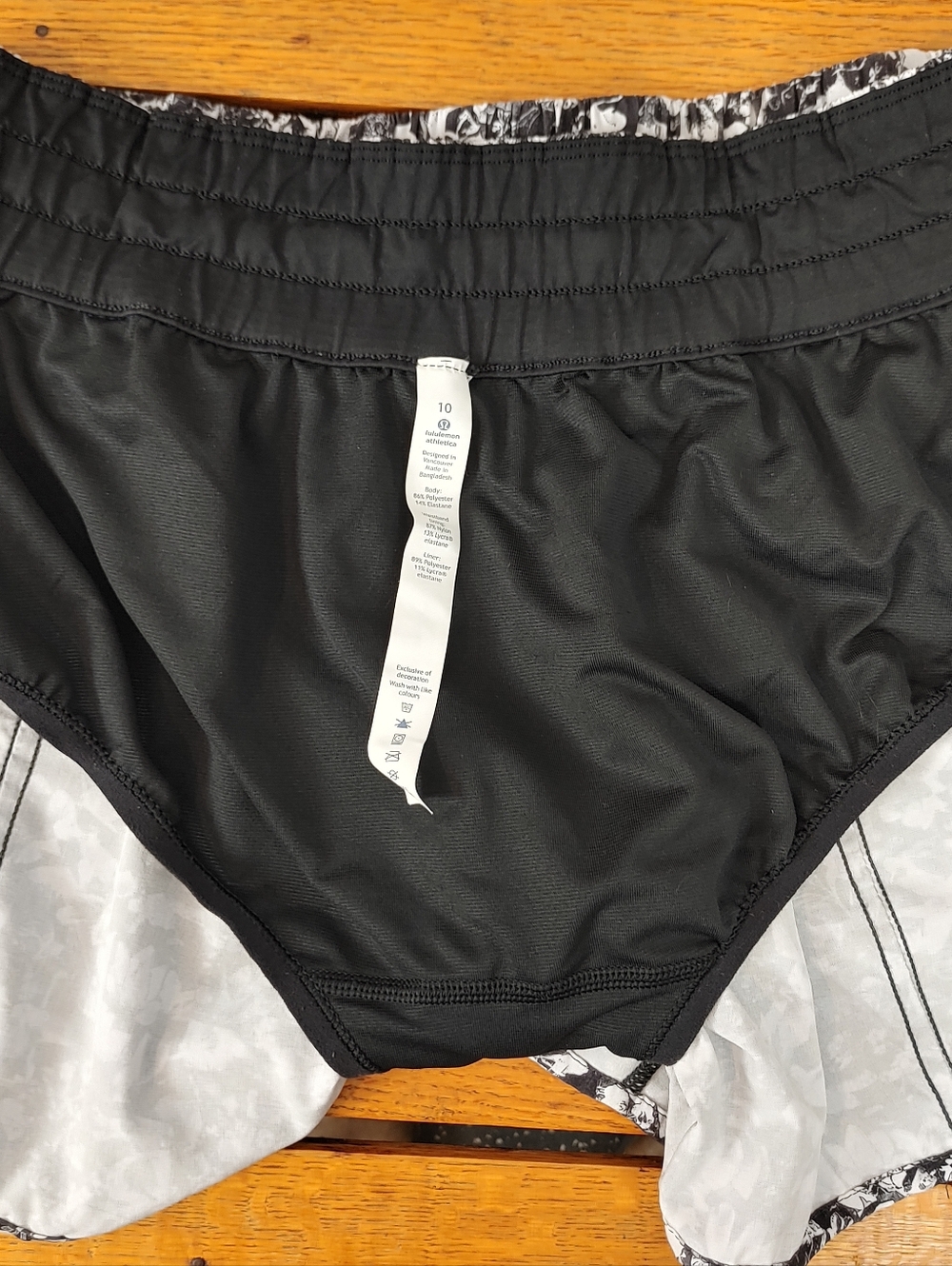 Lululemon Tracker Running Short V (4")Mash Up White /Black Floral Size 10 - Picture 9 of 14